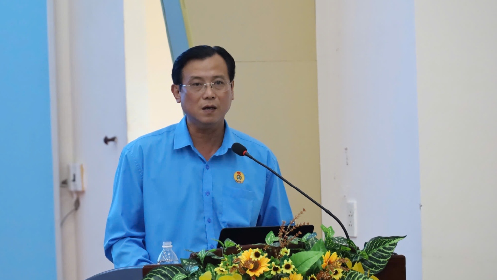 Phó Chủ tịch LĐLĐ tỉnh An Giang Nguyễn Nhật Tiến phát biểu tại hội nghị. Ảnh: Quốc Việt