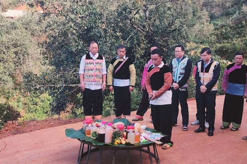 Cérémonie de culte de la forêt au village Nam Nghep, commune Ngoc Chien, province Son La. Photo de : Luong Xien