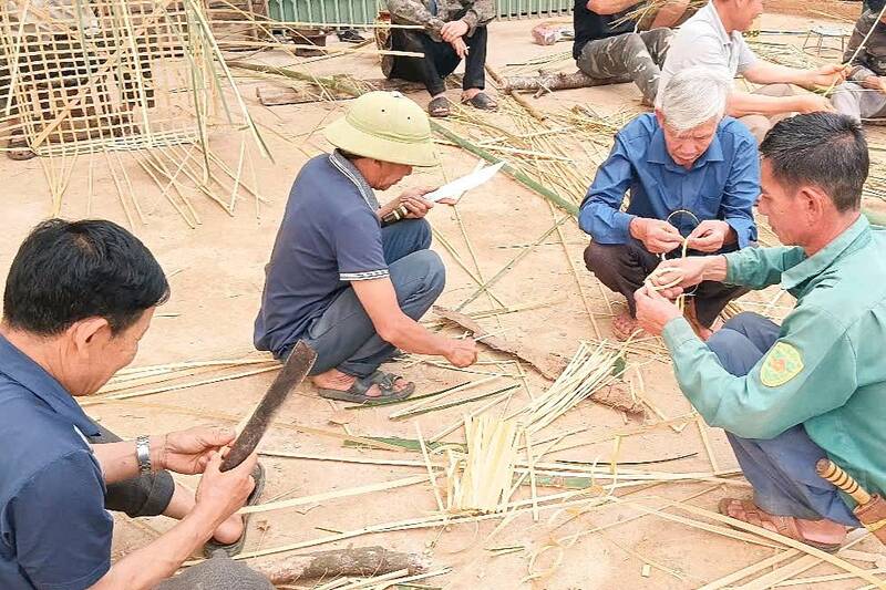 Người dân giúp thầy mo chuẩn bị đồ phục vụ cho Lễ cúng rừng. Ảnh: Trường Sơn