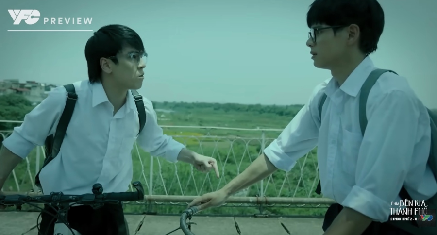 Khuê và Cương nhớ lại kỷ niệm về anh trai Tuyết Lan trong “Phía bên kia thành phố” trong tập 18. Ảnh: VFC. 