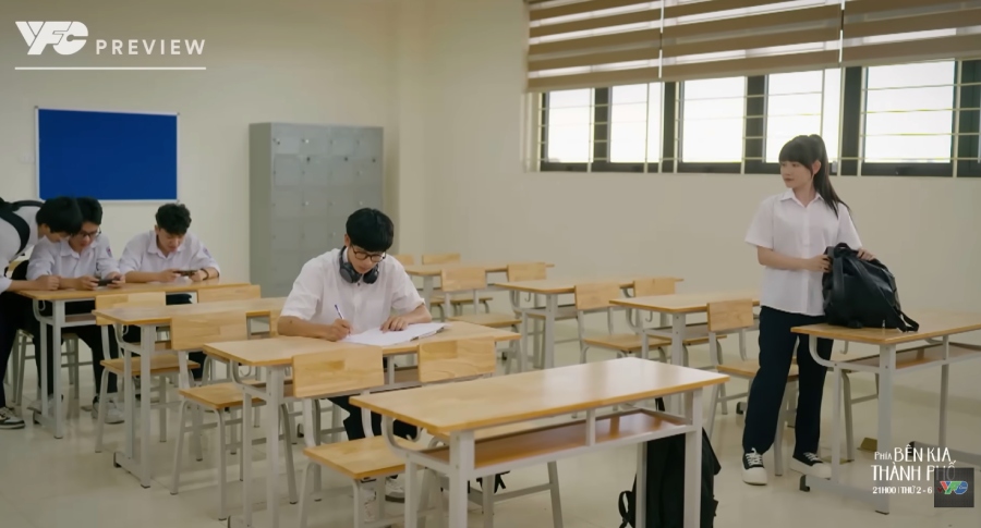 Khuê cố tình tránh mặt Tuyết Lan. Ảnh: VFC. 