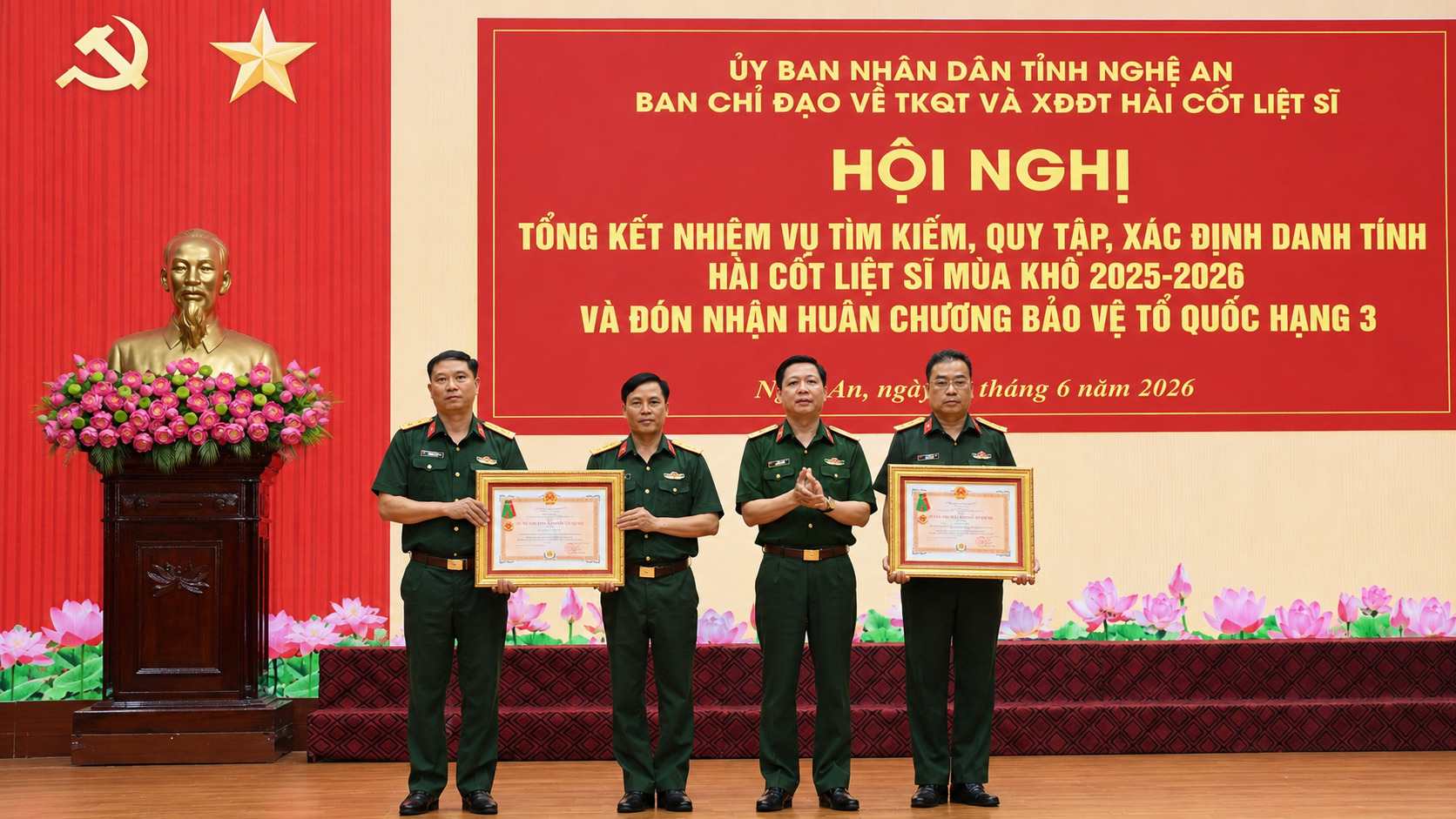 Autorizado por el Presidente del Estado, los líderes de la Región Militar 4 entregaron la Medalla de Protección de la Patria de Tercera Clase al Equipo de Recolección del Comando Militar Provincial de Nghệ An. Foto: Thành Cường