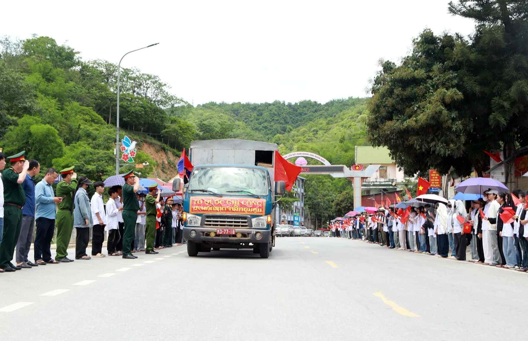 Lễ đón hài cốt liệt sĩ quân tình nguyện, chuyên gia Việt Nam hy sinh tại Lào tại thị trấn Mường Xén. Ảnh: Đào Thọ