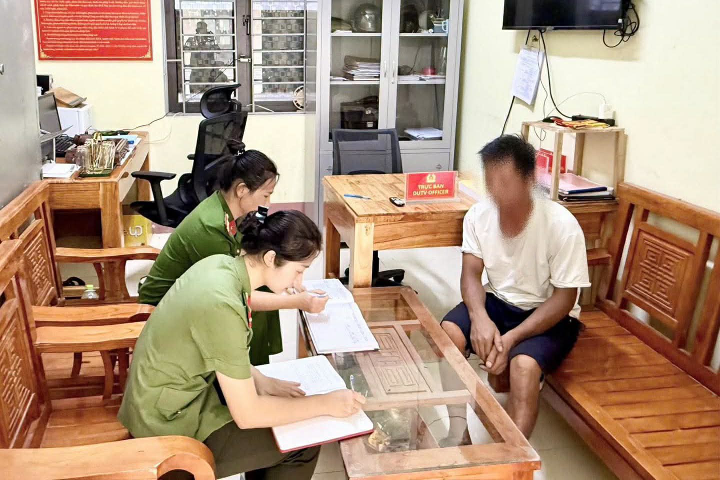 Nhờ ngăn chặn kịp thời, anh L.V.T không bị lừa số tiền yêu cầu cọc để vận chuyển hàng. Ảnh: Công an  Tuyên Quang
