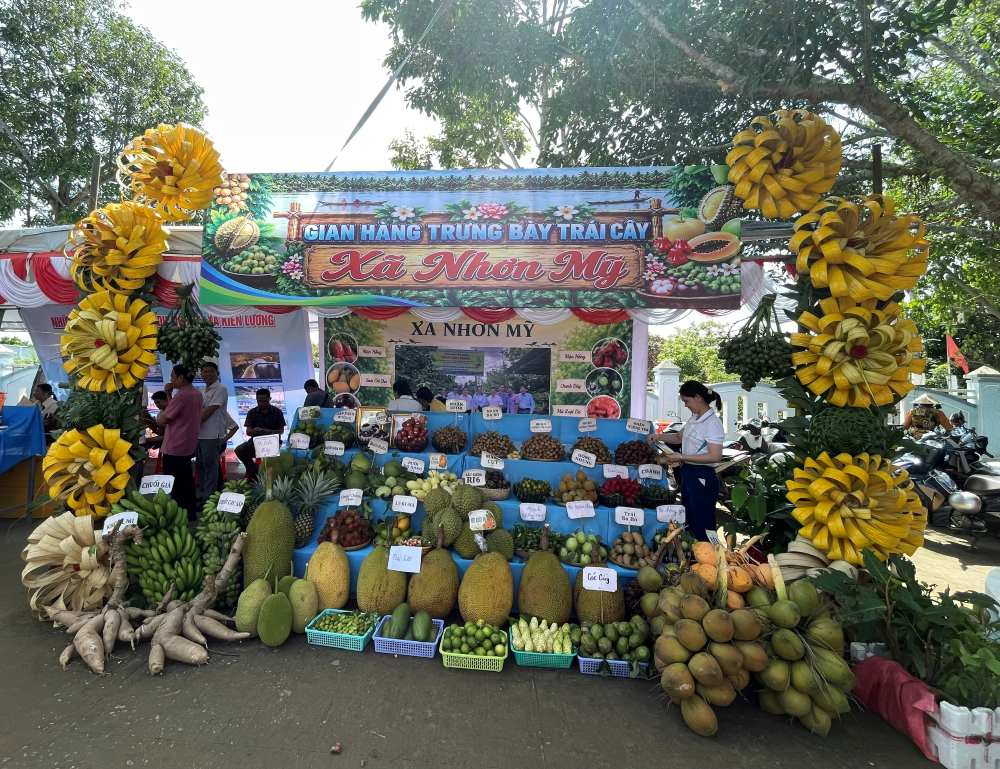 Gian hàng trưng bày trái cây xã Nhơn Mỹ. Ảnh: Khánh Linh