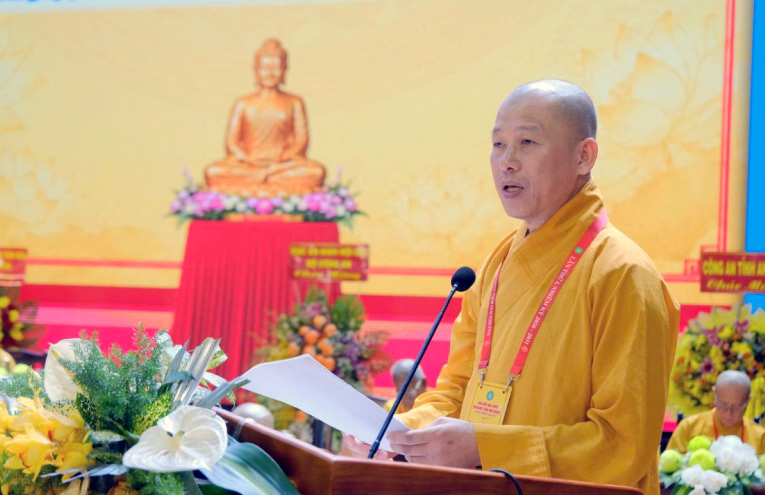 Thượng tọa Thích Minh Nhẫn trình bày báo cáo tóm tắt kết quả phiên trù bị, thông qua báo cáo tổng kết công tác Phật sự. Ảnh: Phật sự Online