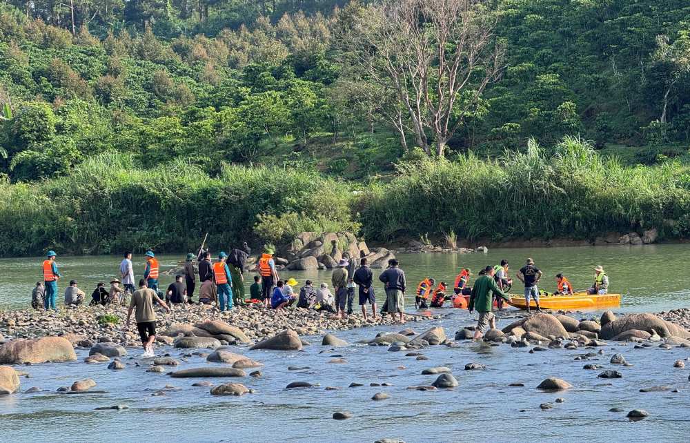 Searching for 1 missing victim in the case of 3 people drowning on the Dong Nai River