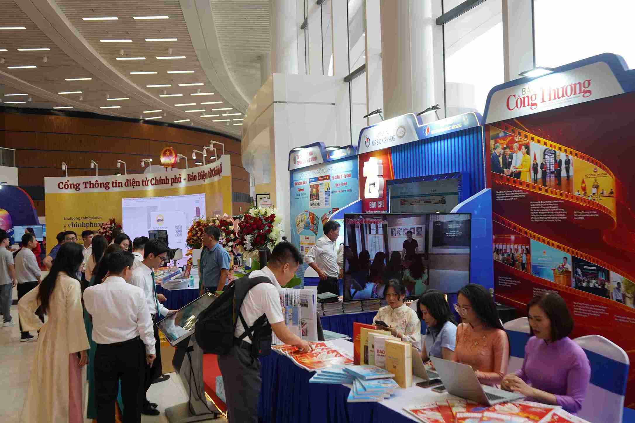 Không khí rộn ràng tại Trung tâm Hội nghị - Biểu diễn thành phố Hải Phòng trước lễ khai mạc Hội Báo toàn quốc 2026. Ảnh: Mai Hương