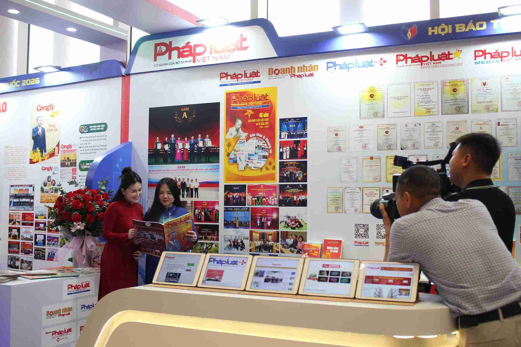 Các gian trưng bày báo chí thu hút đông đảo khách tham quan trước lễ khai mạc.