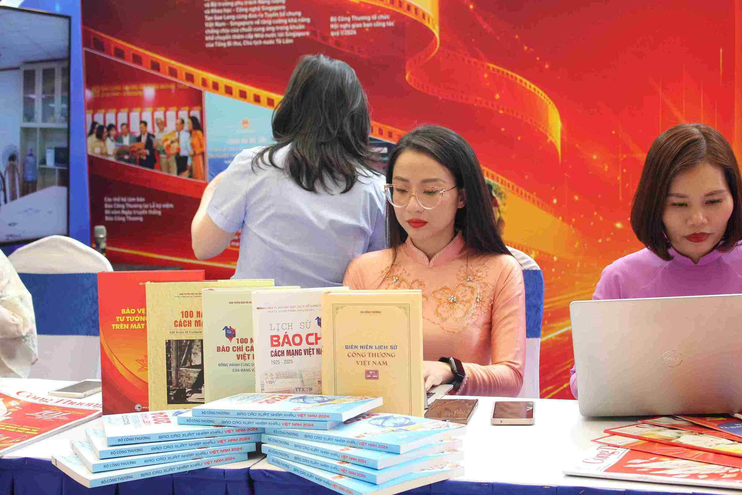 Nhiều cơ quan báo chí giới thiệu các sản phẩm báo chí đa nền tảng tại Hội Báo toàn quốc 2026.