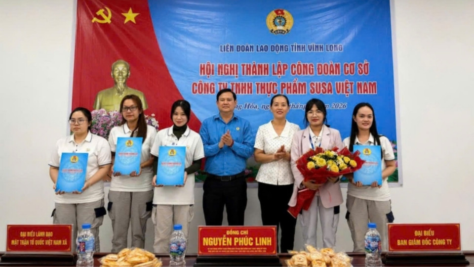 Leaders of Vinh Long Provincial Labor Federation awarded the decision to establish the grassroots trade union of Susa Vietnam Food Co., Ltd. Photo: Vinh Long Provincial Labor Federation