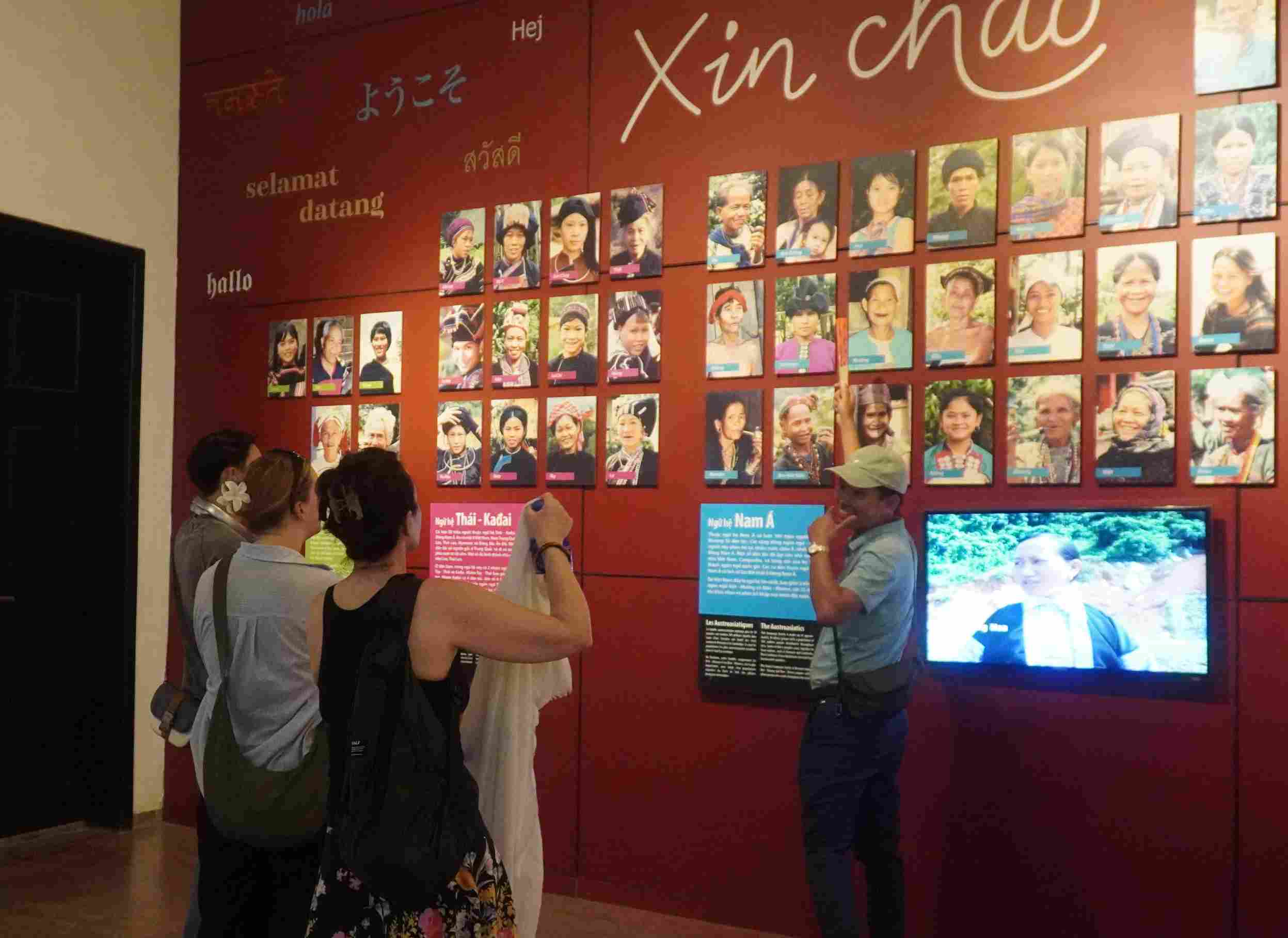 Du khách Philippines thích khám phá tại Bảo tàng Dân tộc học Việt Nam