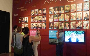 Du khách Philippines thích khám phá tại Bảo tàng Dân tộc học Việt Nam