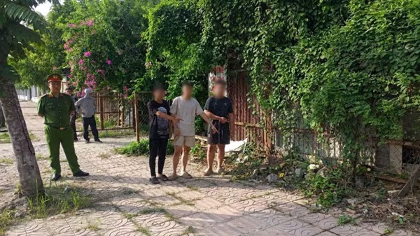 Công an phường Bồ Đề (Hà Nội) đã làm rõ 3 thiếu niên liên quan vụ dùng hung khí tấn công 2 người đi xe máy. Ảnh: CAHN