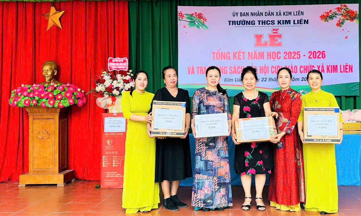 Hội Cựu giáo chức xã Kim Liên tặng sách cho Trường THCS Kim Liên, góp phần lan tỏa phong trào khuyến học ở cơ sở. Ảnh: Ngọc Anh