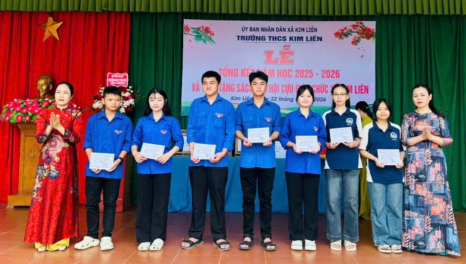 Kim Lien Secondary School presents scholarships to students, spreading the bright spot of scholarships in Uncle Ho's homeland. Photo: Ngoc Anh