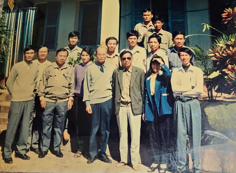 Nhà báo Nguyễn Duy Chiến cùng những đồng nghiệp. Ảnh: NVCC