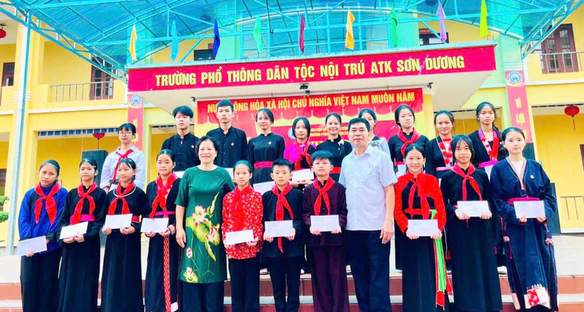Hội Khuyến học tỉnh Tuyên Quang trao học bổng cho học sinh có hoàn cảnh khó khăn vươn lên trong học tập của Trường Phổ thông Dân tộc nội trú ATK Sơn Dương. Ảnh: Huy Hoàng.