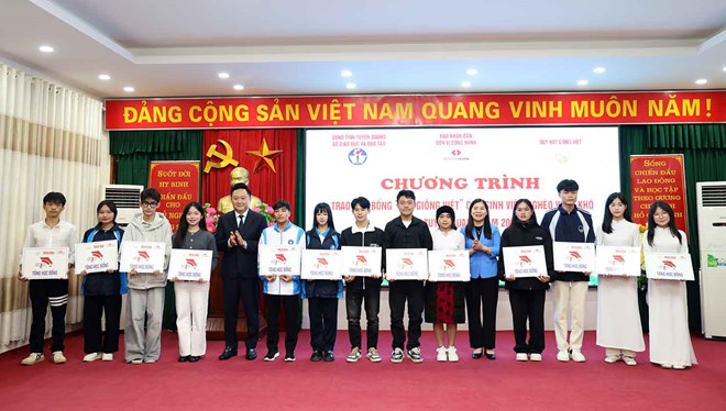 Many poor and disadvantaged students in Tuyen Quang have been supported to reach the door of knowledge thanks to the joint efforts of the whole society. Photo: Viet Bac