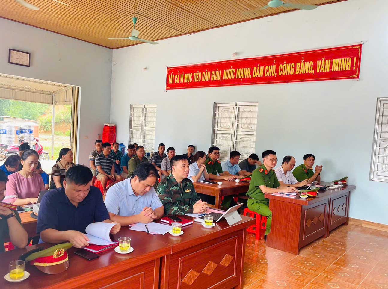 Đại biểu và Nhân dân thôn Tổng Vương tham dự lễ ra mắt mô hình “Ba quản”.
