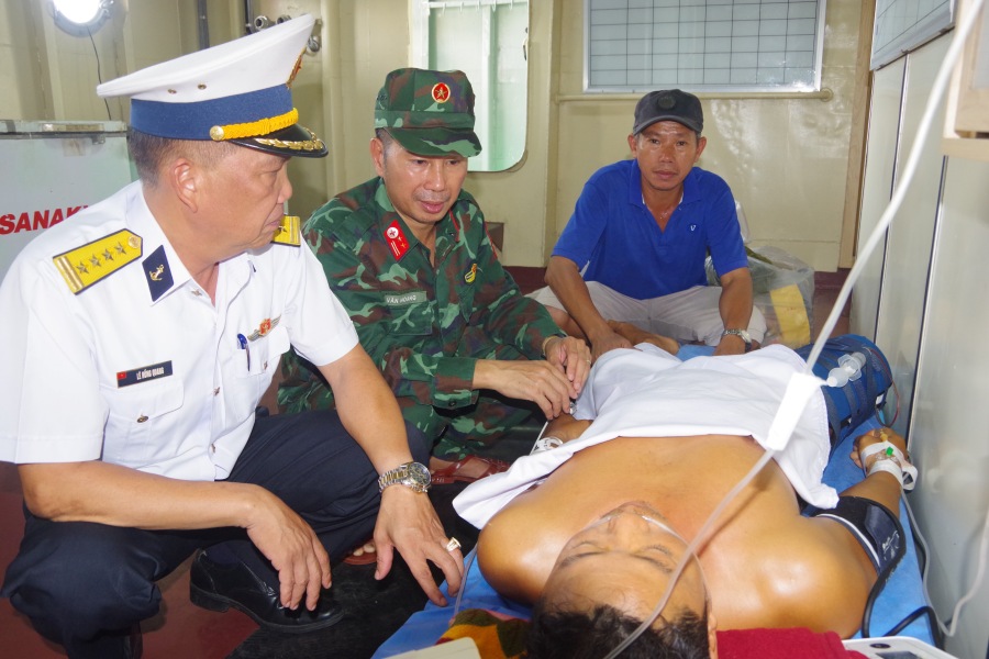 Đại tá Lê Hồng Quang, Phó Chủ nhiệm Chính trị Vùng 2 thăm, động viên sức khỏe bệnh nhân. Ảnh: Văn Đường