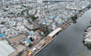 Gros plan sur le pont reliant 2 quartiers à Hô Chi Minh-Ville qui prend progressivement forme au bord du canal Đôi. Photo: Như Quỳnh