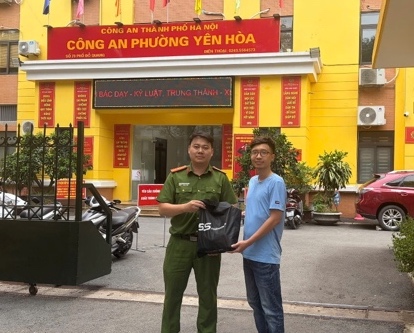 Yen Hoa Ward Police return property to people. Photo: CATPHN