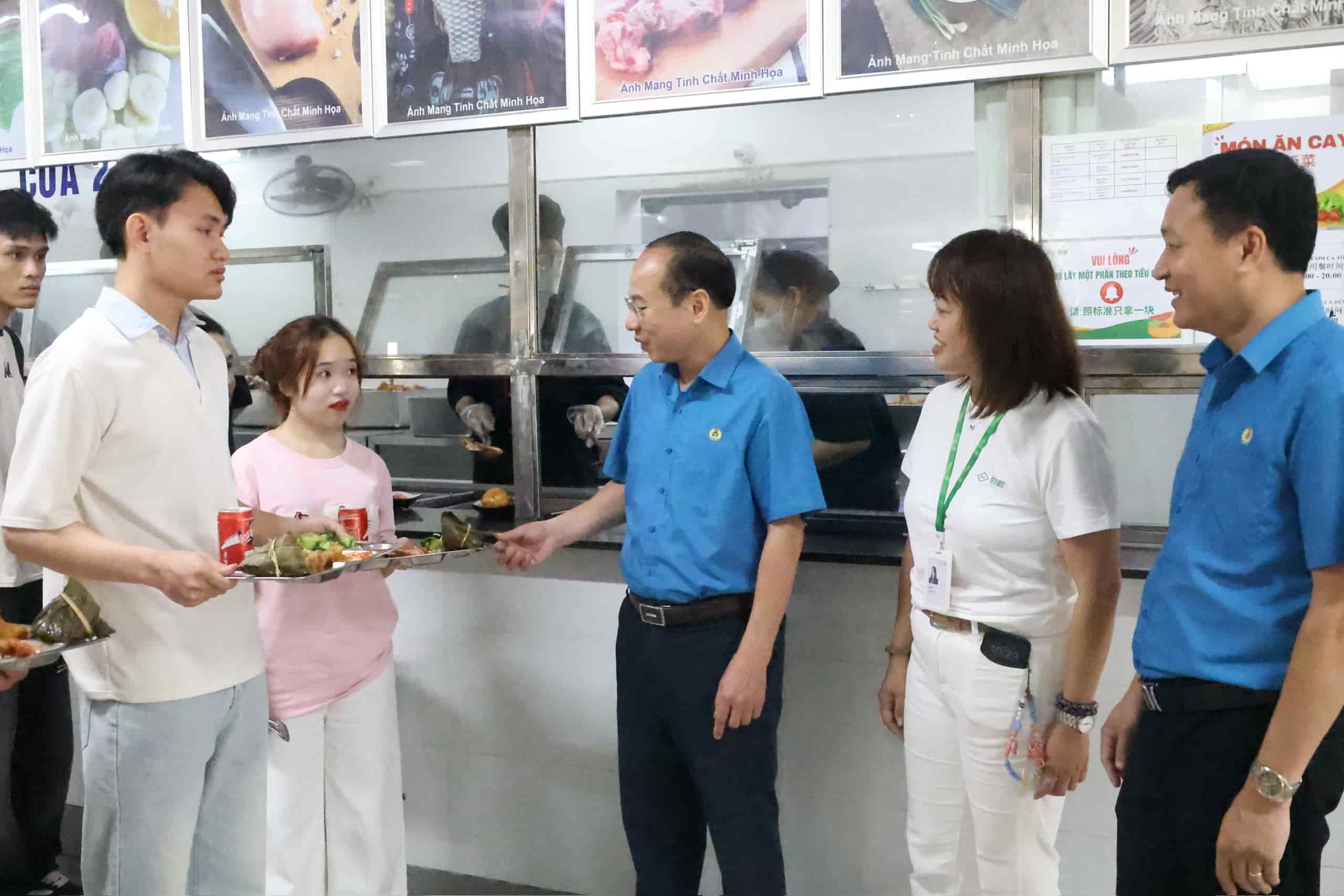 Bac Ninh Provincial Labor Federation coordinates with the Board of Directors and the Executive Committee of the Trade Union of Biel Crystal Vietnam Co., Ltd. to organize the "Trade Union Meal" program for more than 5,000 officials and employees working at the enterprise. Photo: Quyet Chien.