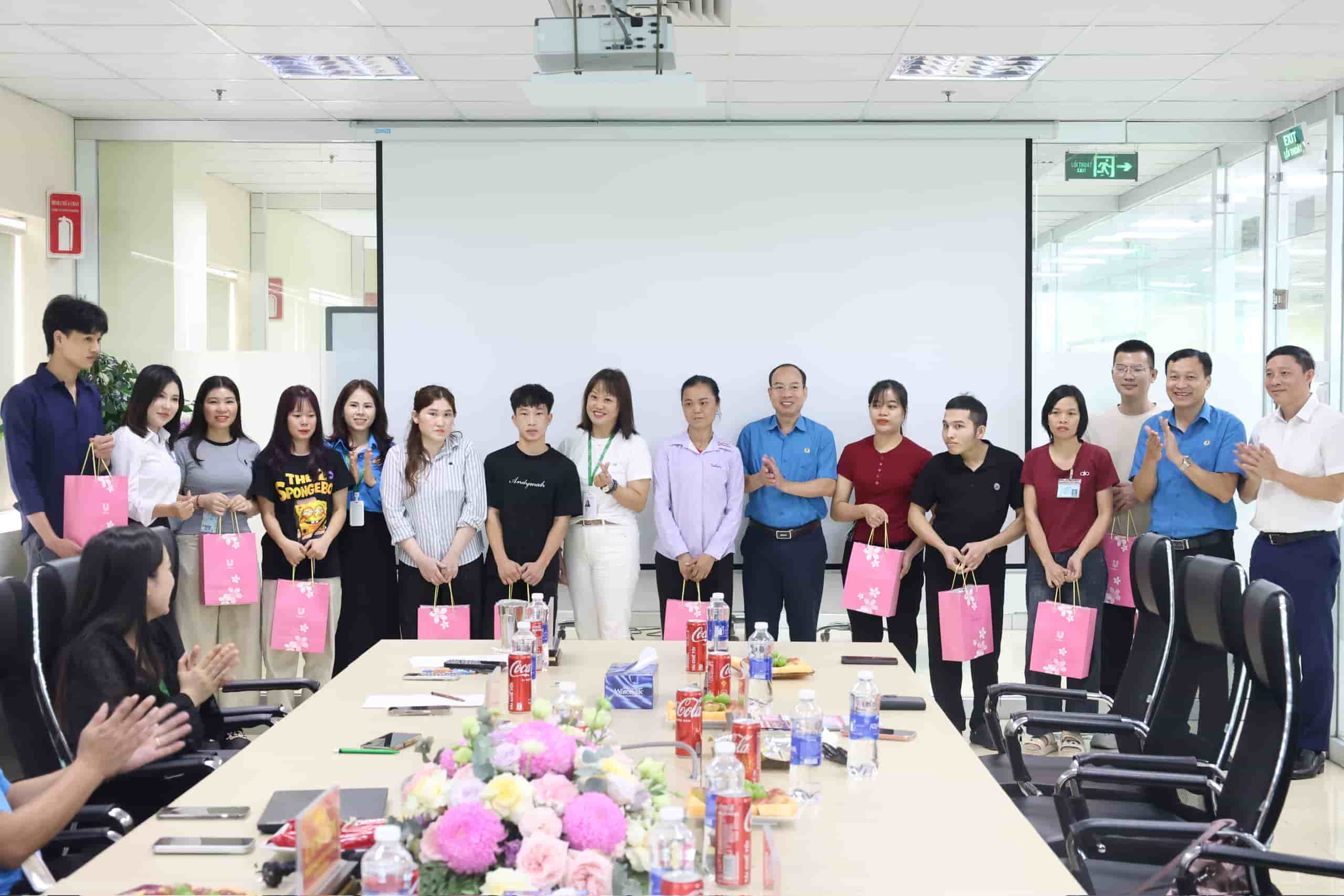 Nhân dịp Tết Đoan Ngọ năm 2026, với sự đồng hành của Công ty Unilever Việt Nam và Công ty Sao Việt, Ban Tổ chức đã trao tặng 50 suất quà cho đoàn viên, người lao động có hoàn cảnh khó khăn. Ảnh: Quyết Chiến.