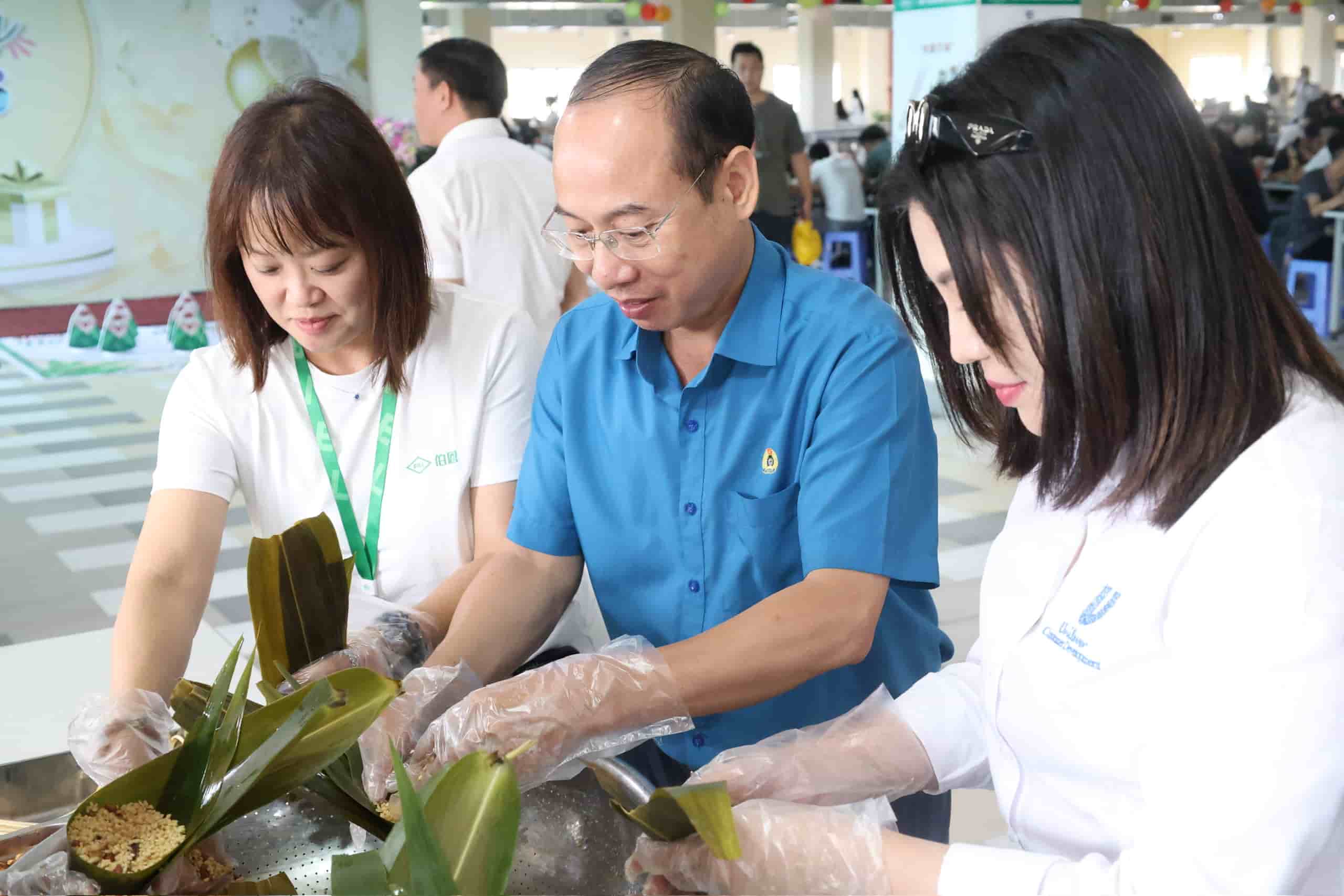 Người lao động còn được trực tiếp tham gia trải nghiệm gói bánh ú truyền thống nhân dịp Tết Đoan Ngọ. Ảnh: Quyết Chiến.