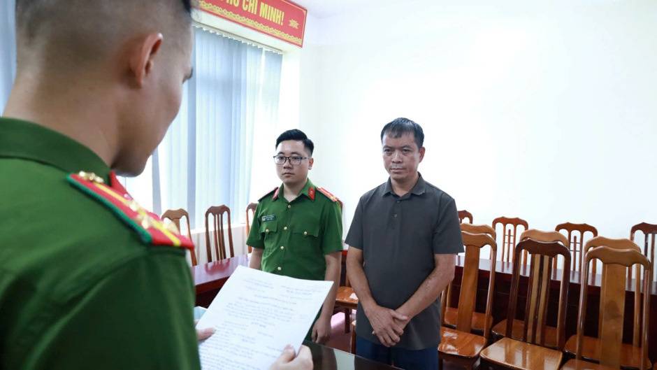 Cơ quan Cảnh sát điều tra Công an tỉnh Lạng Sơn tống đạt Quyết định khởi tố bị can đối với Lê Xuân Khang. Ảnh: CALS
