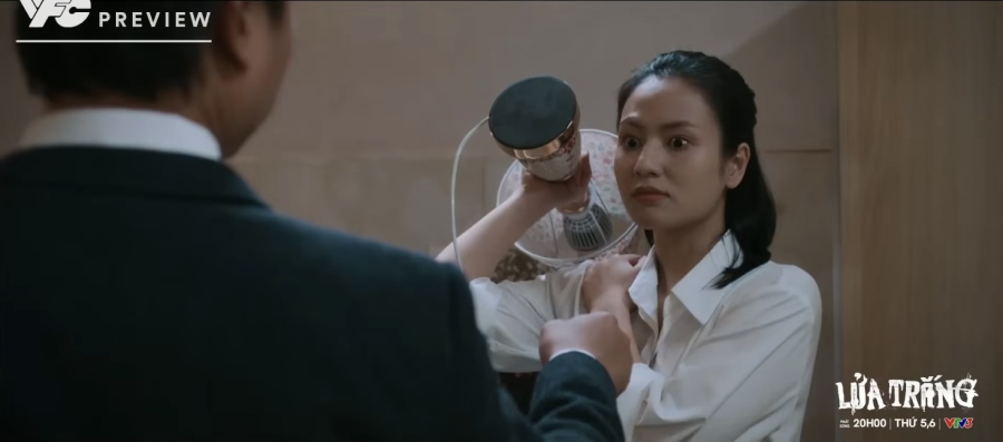 Cương chú ý đến chiếc dây chuyền của Mai trong tập 2 phim “Lửa trắng“. Ảnh: VFC.