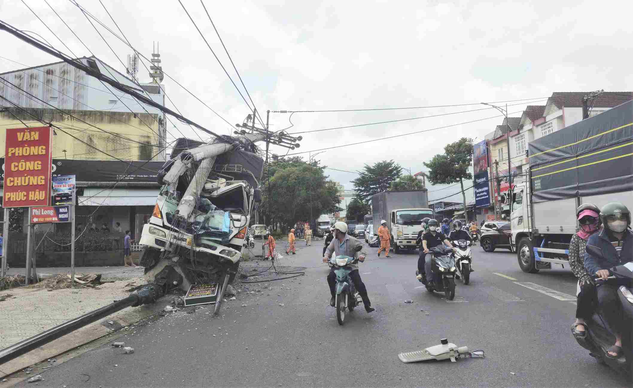 Hiện trường vụ tai nạn xe tải tự trôi tông gãy trụ điện trung thế. Ảnh: Nguyễn Quân