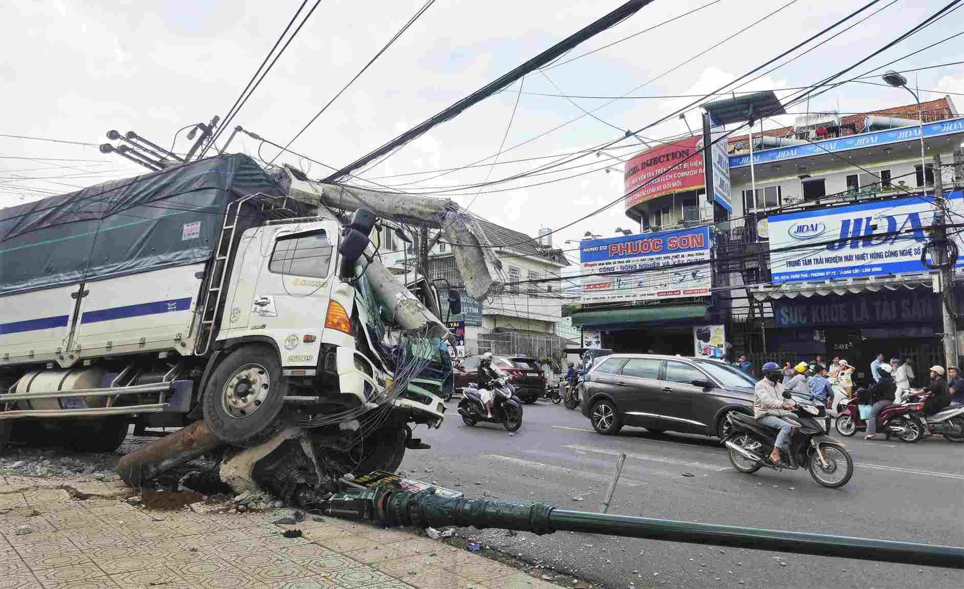 Trụ đèn chiếu sang bị xe tải tông đỗ. Ảnh: Nguyễn Quân