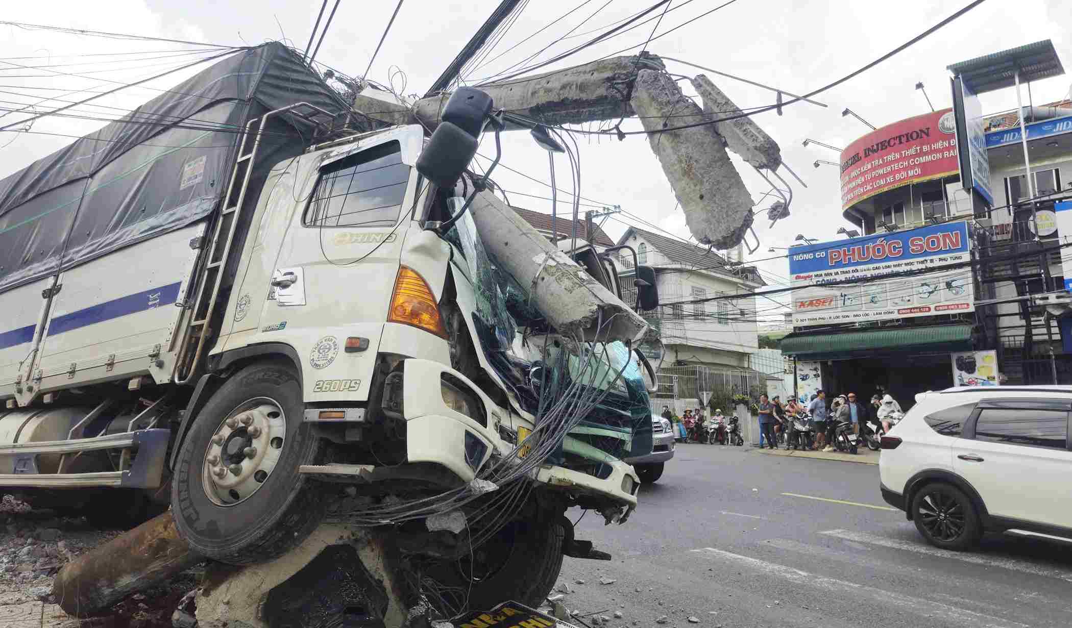 Trụ điện hạ thế bị xe tải tông gãy đổ hoàn toàn. Ảnh: Nguyễn Quân