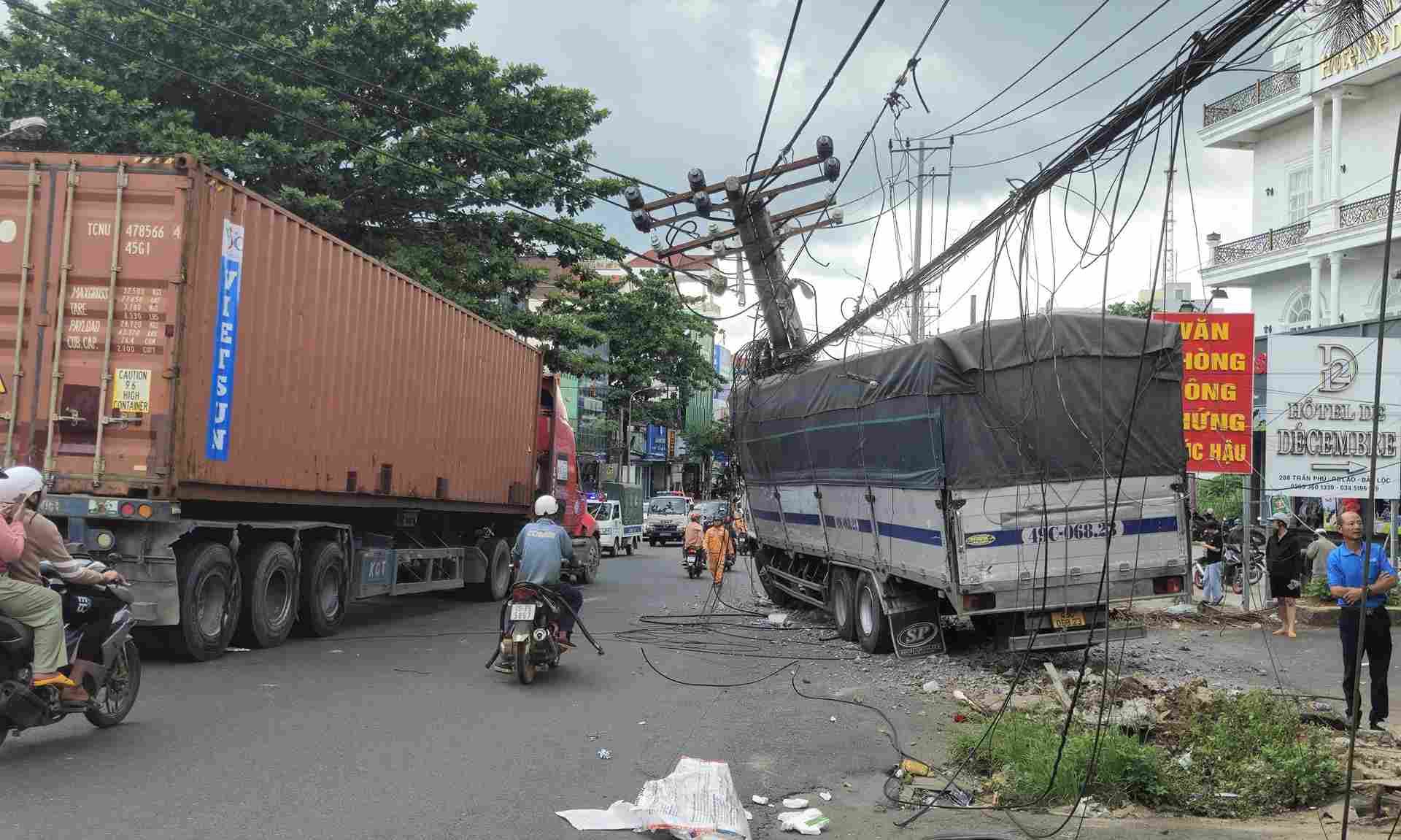 Nhiều dây cáp viễn thông bị đứt sau vụ tai nạn. Ảnh: Nguyễn Quân