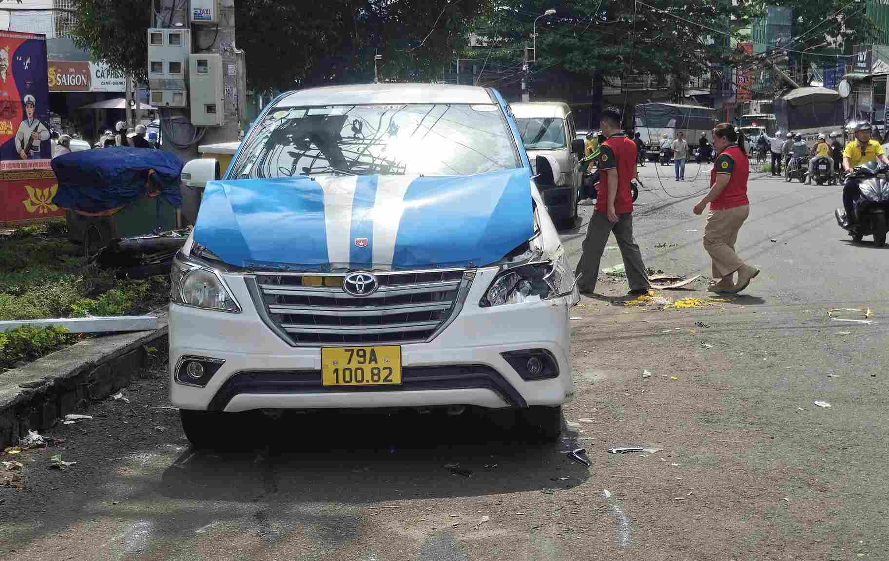 Trước khi tông gãy trụ điện, xe tải tự trôi va chạm với xe taxi đang dừng đỗ. Ảnh: Nguyễn Quân