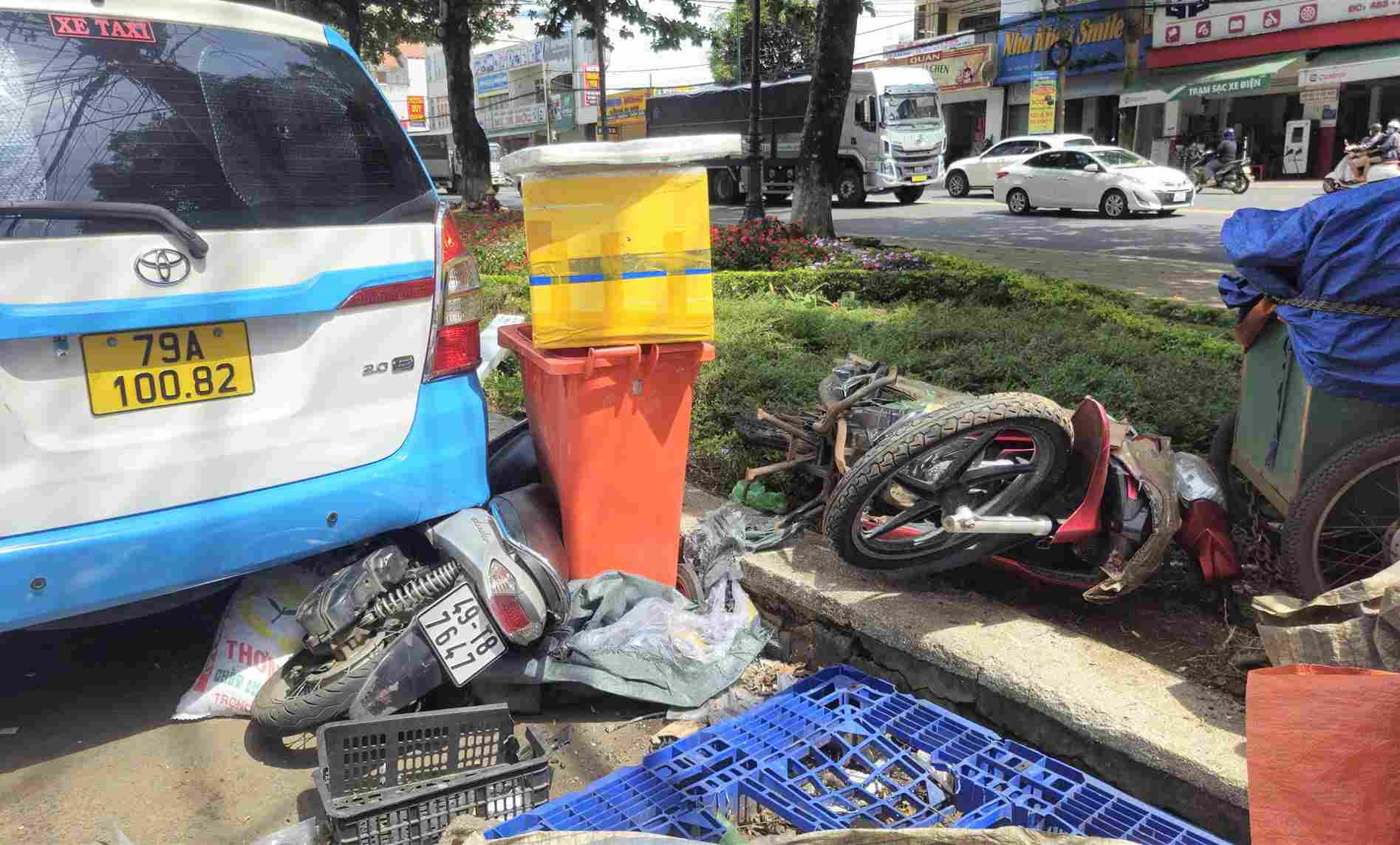 Hai chiếc xe máy bị tông hư hỏng. Ảnh: Nguyễn Quân