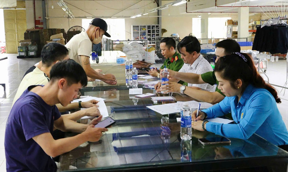 Công an phường Nghĩa Lộ phối hợp với Công đoàn phường Nghĩa Lộ kiểm tra ma túy công nhân, lao động. Ảnh: An Vi