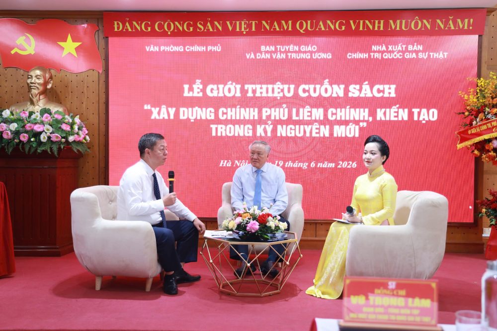 Prof. Dr. Nguyen Hoa Binh, former member of the Politburo, former Standing Deputy Prime Minister, former Standing Deputy Secretary of the Government Party Committee (middle) exchanges and discusses the book. Photo: Ai Van