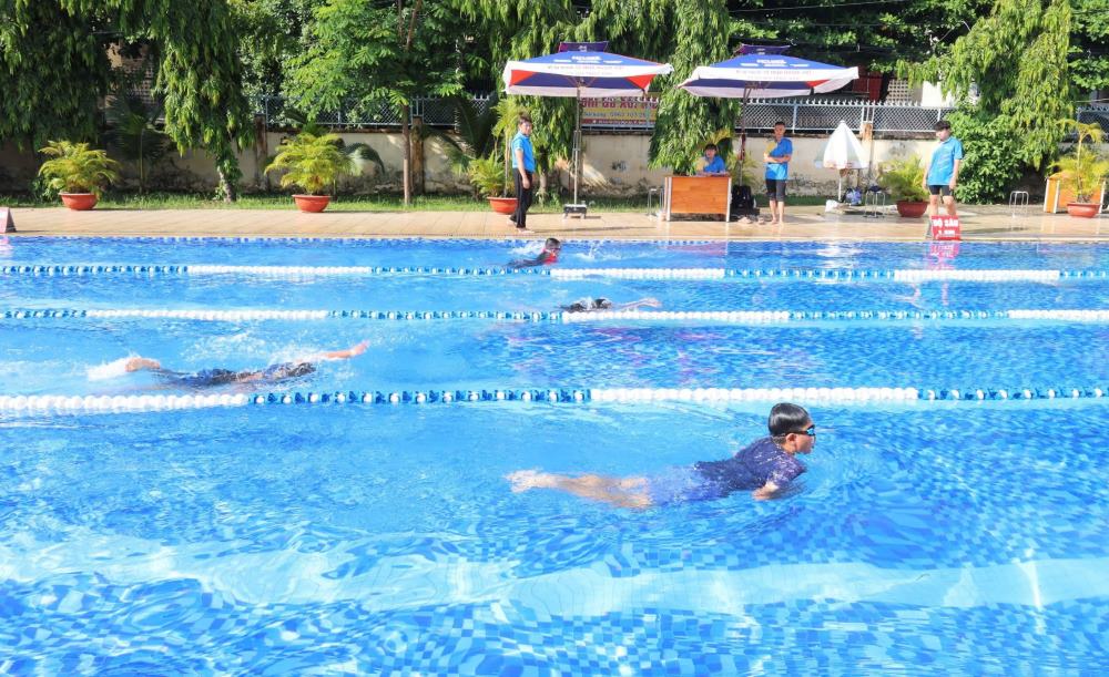 On June 19, Binh Thanh Ward People's Committee organized a launching ceremony for the all-people movement to practice swimming and prevent drowning in 2026. Photo: Provided by unit
