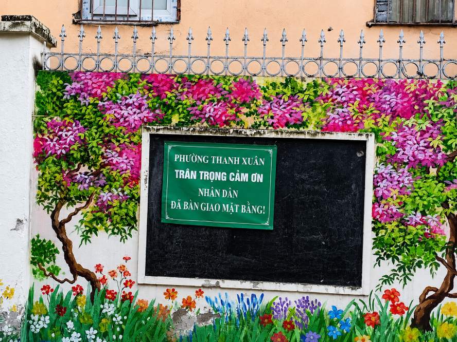 Phường Thanh Xuân treo biển cảm ơn để thể hiện sự ghi nhận đối với các hộ dân đồng thuận, phối hợp di dời để phục vụ dự án. Ảnh: Khánh An