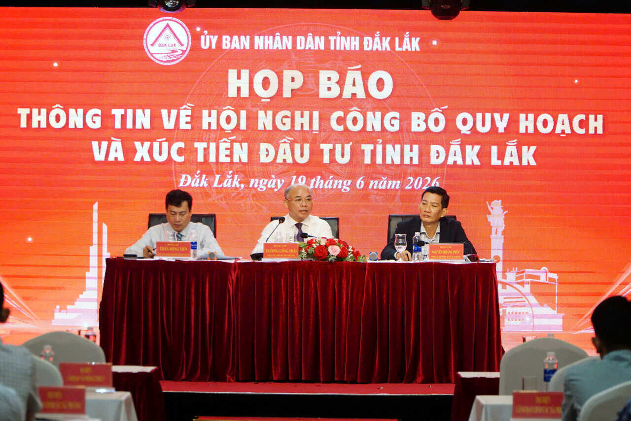 Mr. Truong Cong Thai - Vice Chairman of Dak Lak Provincial People's Committee informed about investment attraction and the implementation of key projects in the area in the coming time. Photo: Bao Trung