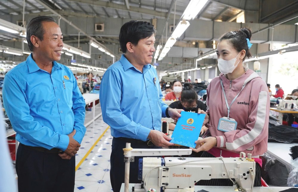 Phó Chủ tịch Tổng LĐLĐ Việt Nam Nguyễn Xuân Hùng trao quà cho đoàn viên có hoàn cảnh khó khăn tại Khu công nghiệp Hàm Kiệm. Ảnh: Phạm Duy