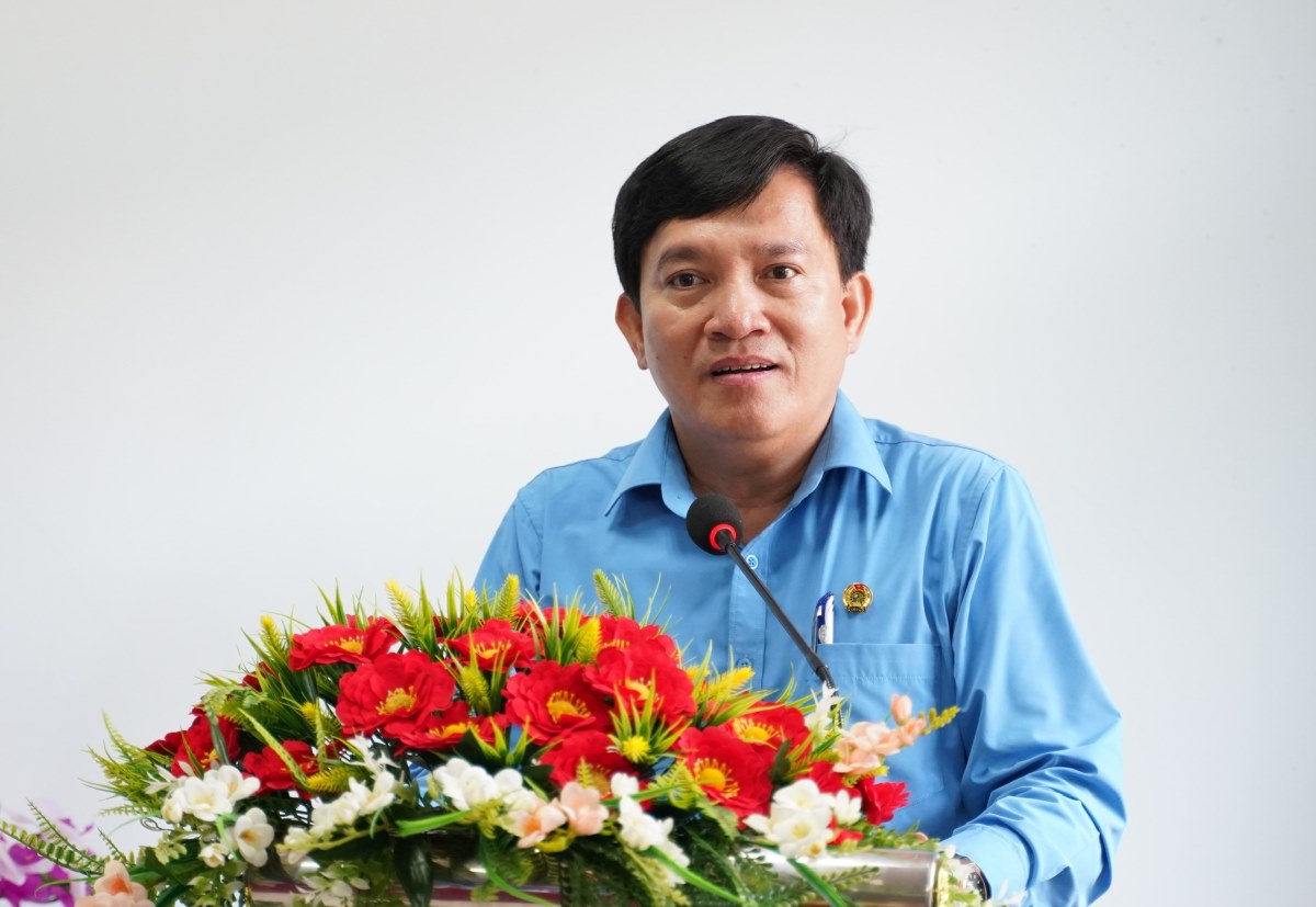 Phó Chủ tịch Tổng LĐLĐ Việt Nam Nguyễn Xuân Hùng phát biểu động viên đoàn viên tại buổi trao quà. Ảnh: Duy Tuấn