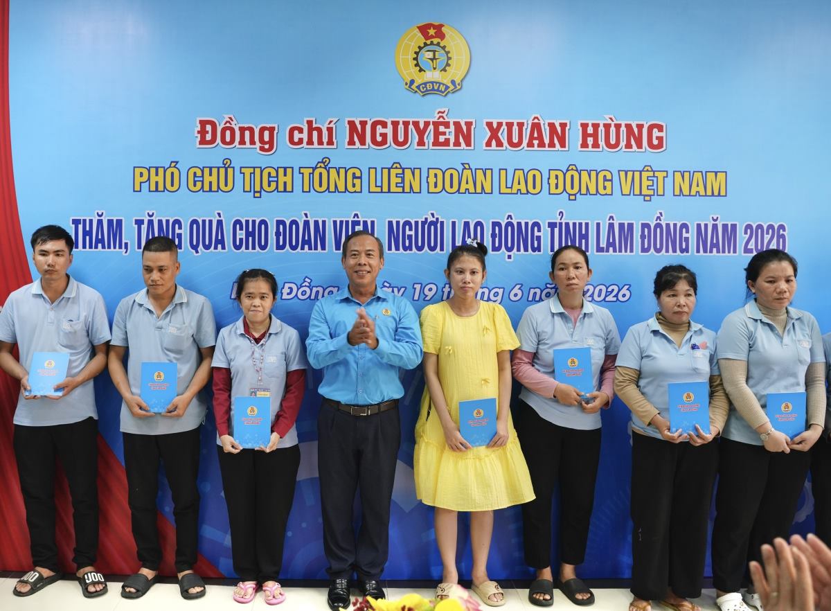 Ông Nguyễn Phú Hoàng - Chủ tịch LĐLĐ tỉnh Lâm Đồng trao quà cho đoàn viên khó khăn. Ảnh: Phạm Duy