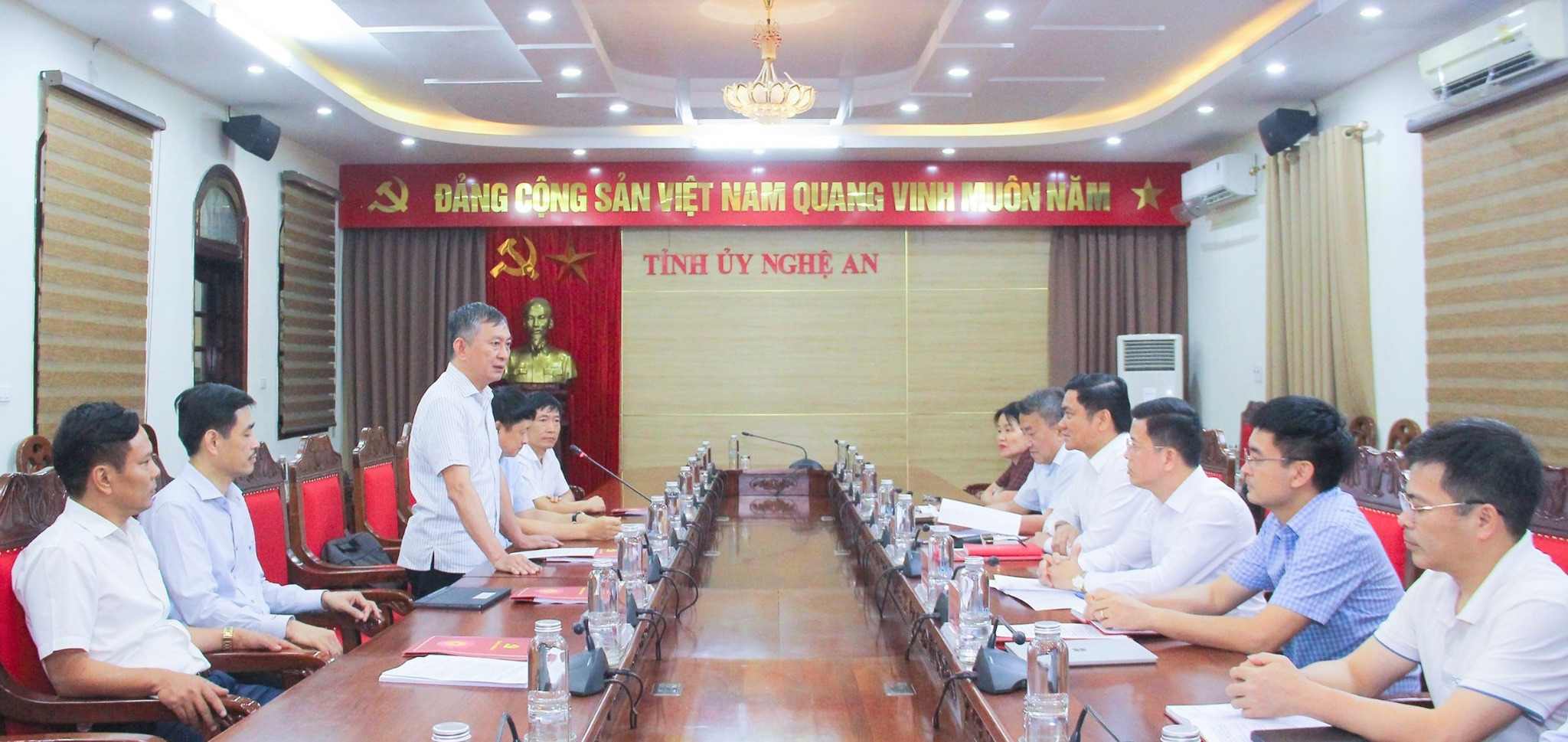The working delegation of the Party Central Committee Office surveys and works on the operation of the political system when implementing 2-level local government in Nghe An. Photo: Ngoc Anh