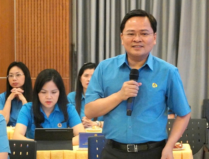 Member of the Party Central Committee, Vice Chairman of the Central Committee of the Vietnam Fatherland Front, President of the Vietnam General Confederation of Labor Nguyen Anh Tuan spoke at the conference. Photo: Chan Phuc