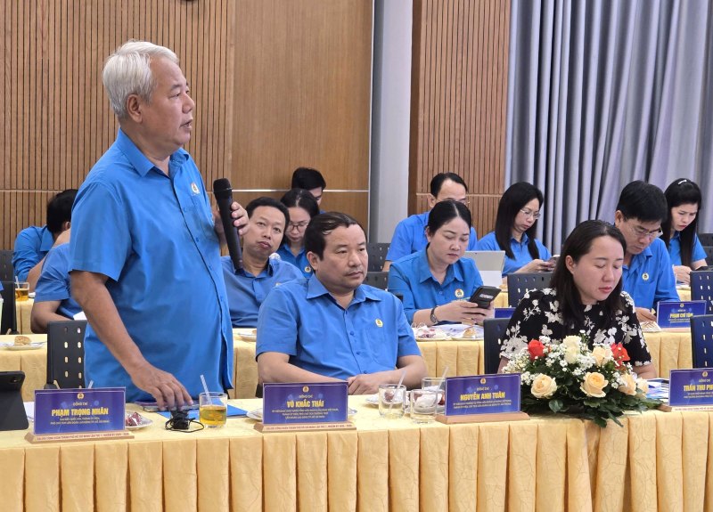 Ông Võ Khắc Thái - Phó Chủ tịch Thường trực LĐLĐ TPHCM - chia sẻ kinh nghiệm về hoạt động xây dựng nhà ở cho công nhân thuê, thuê mua trên địa bàn TPHCM. Ảnh: Chân Phúc