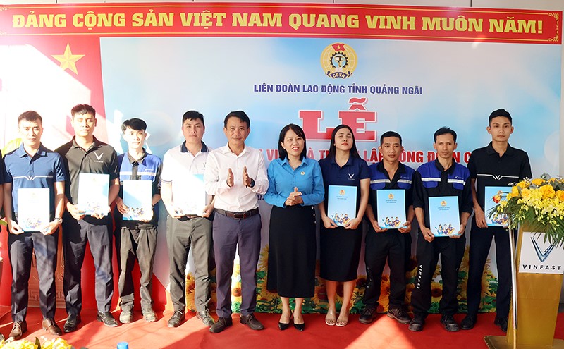 Liên đoàn Lao động tỉnh trao Quyết đinh thành lập CĐCS Công ty Cổ phần Ô tô Năng Lượng Xanh. Ảnh: Công đoàn Quảng Ngãi